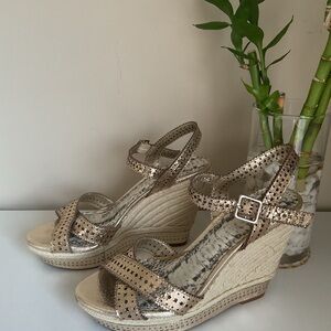 GB Gianni Bini Gold Metallic Espadrille Wedge Sandals Size 8 Platform Ankle Stra